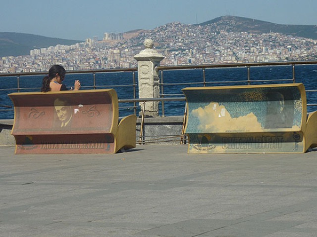 Book benches in Instanbul - picture 2