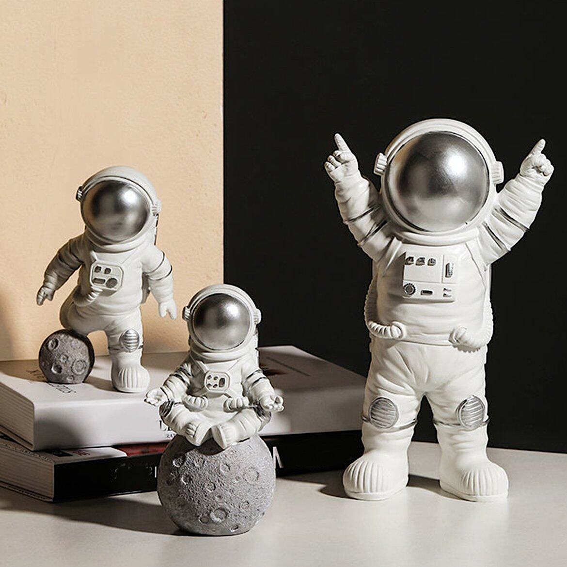 Cool miniature spacemen bookends - best gifts for booknerds