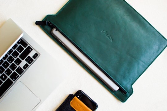 Italian leather iPad Pro 11 zipper sleeve