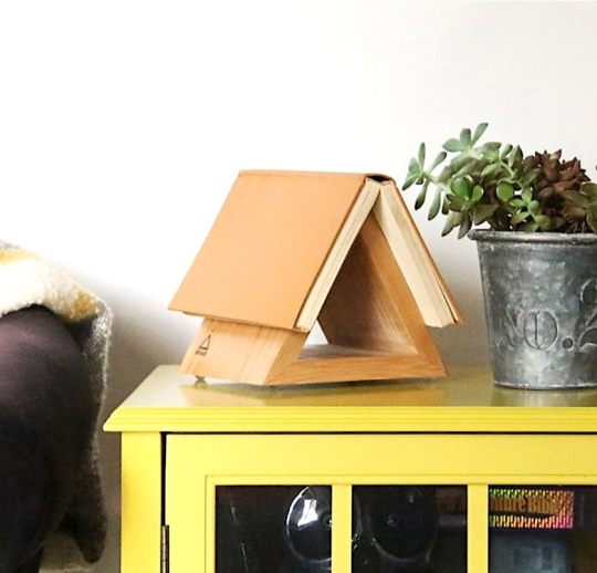 Triangular book holder and bookmark - best ideas for reading nook